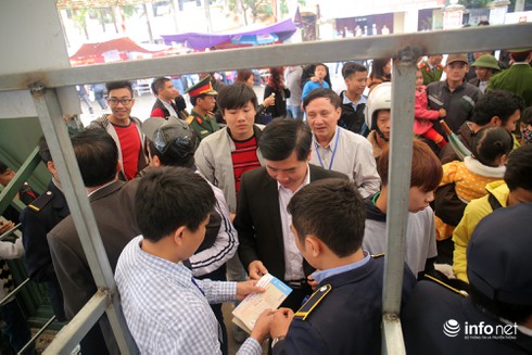 Những hình ảnh ấn tượng bên lề lễ hội chọi trâu 2015 - ảnh 1