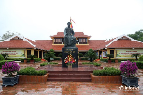 Khu lưu niệm Nguyễn Du thu hút du khách thập phương - ảnh 2