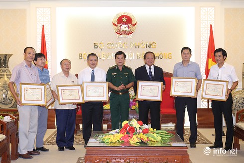 BĐBP tặng kỉ niệm chương