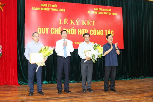 Ban cán sự đảng Bộ TT&TT ký quy chế phối hợp với Đảng ủy Khối doanh nghiệp TW - ảnh 2