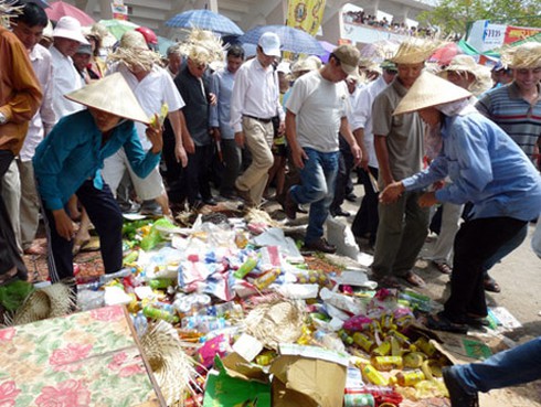 Ngàn người dẫm đạp nhau vì trâu thua cuộc ở Đồ Sơn