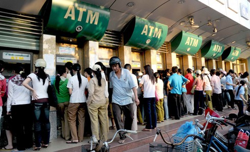 Ngân hàng vừa thu phí ATM, vừa nài nỉ đặt máy POS - ảnh 1