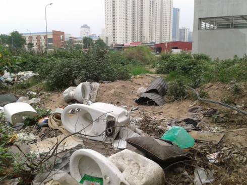Hàng trăm bãi rác bủa vây các chung cư hiện đại nhất Hà Nội - ảnh 2