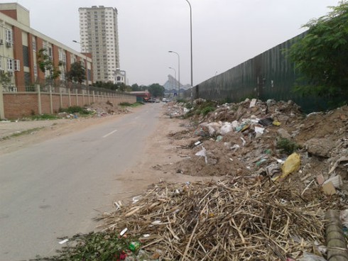 Hàng trăm bãi rác bủa vây các chung cư hiện đại nhất Hà Nội - ảnh 4