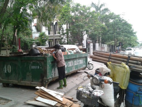 Hàng trăm bãi rác bủa vây các chung cư hiện đại nhất Hà Nội - ảnh 7