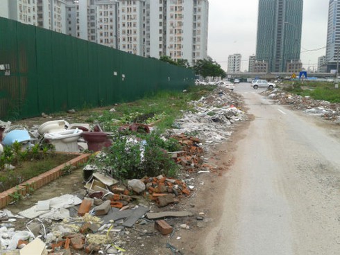 Hàng trăm bãi rác bủa vây các chung cư hiện đại nhất Hà Nội - ảnh 10