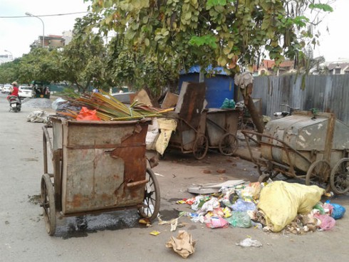 Hàng trăm bãi rác bủa vây các chung cư hiện đại nhất Hà Nội - ảnh 12