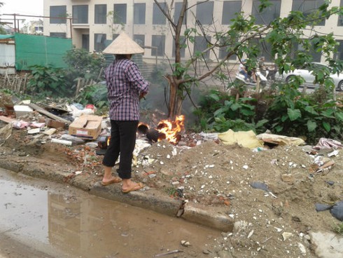 Hàng trăm bãi rác bủa vây các chung cư hiện đại nhất Hà Nội - ảnh 14