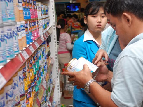 Giá sữa liên tục tăng, người dùng ít có cơ hội dùng sữa hơn. Ảnh minh họa
