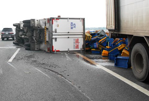 Xe tải lật nhào, cao tốc Trung Lương kẹt cứng