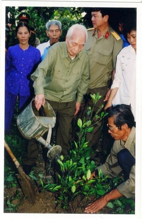 Đại tướng Võ Nguyên Giáp: Những hình ảnh xúc động về Đại tướng của nhân dân - ảnh 8