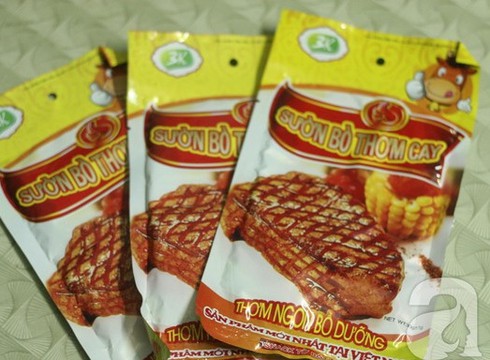 Đình chỉ 2 cơ sở sản xuất bim bim, sườn bò tại Hà Nội - ảnh 1