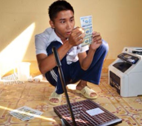 Tự in tiền giả đi