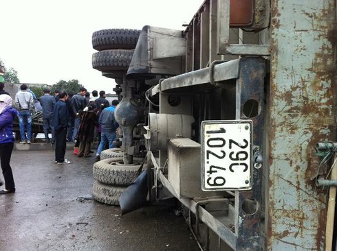 Xe tải đâm nhau, cao tốc Pháp Vân tê liệt - ảnh 2