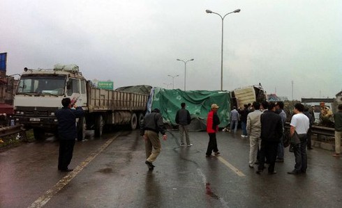 Xe tải đâm nhau, cao tốc Pháp Vân tê liệt - ảnh 1