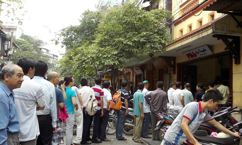 Lũ lượt xếp hàng chầu chực chờ miếng ngon ở Hà Nội - ảnh 1