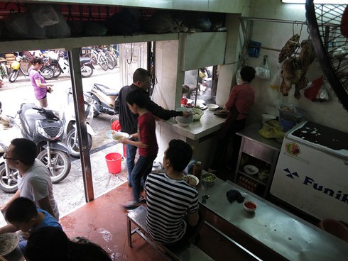 Lũ lượt xếp hàng chầu chực chờ miếng ngon ở Hà Nội - ảnh 6