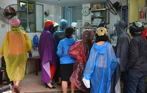 Lũ lượt xếp hàng chầu chực chờ miếng ngon ở Hà Nội - ảnh 7