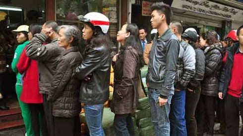 Lũ lượt xếp hàng chầu chực chờ miếng ngon ở Hà Nội - ảnh 11