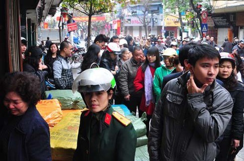 Lũ lượt xếp hàng chầu chực chờ miếng ngon ở Hà Nội - ảnh 12