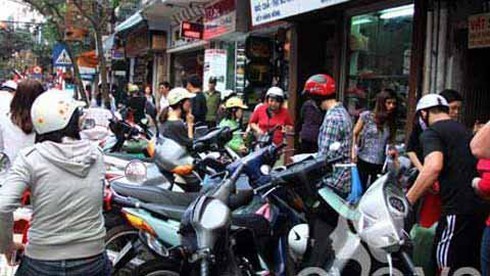 Lũ lượt xếp hàng chầu chực chờ miếng ngon ở Hà Nội - ảnh 13