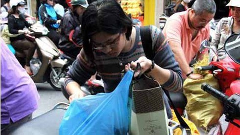 Lũ lượt xếp hàng chầu chực chờ miếng ngon ở Hà Nội - ảnh 14