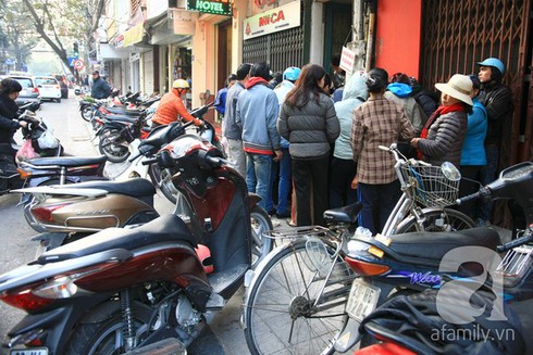 Lũ lượt xếp hàng chầu chực chờ miếng ngon ở Hà Nội - ảnh 15