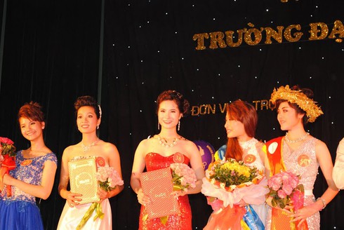 Nữ sinh thanh lịch ĐH Công Nghiệp khoe sắc yêu kiều - ảnh 7