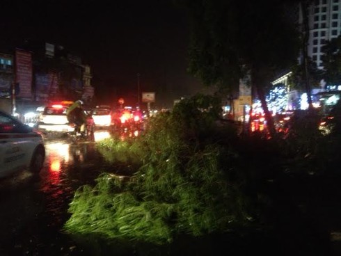 Hà Nội: Mưa giông cực lớn, người đi đường hoảng hốt trốn trú - ảnh 4