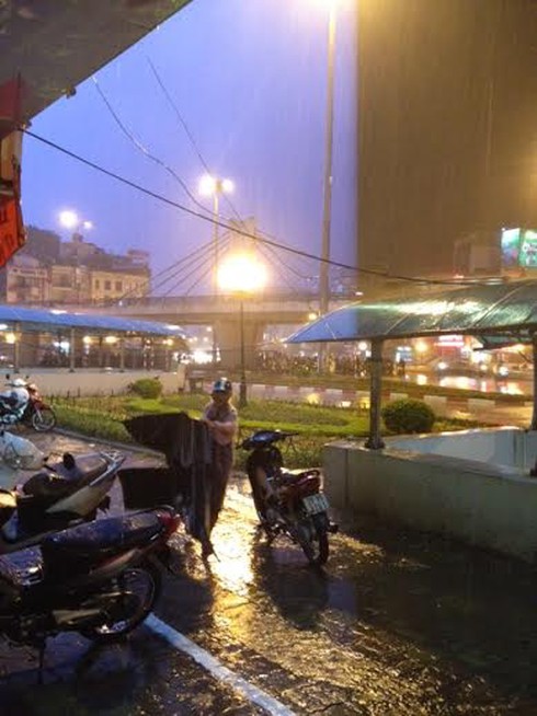 Hà Nội: Mưa giông cực lớn, người đi đường hoảng hốt trốn trú - ảnh 3