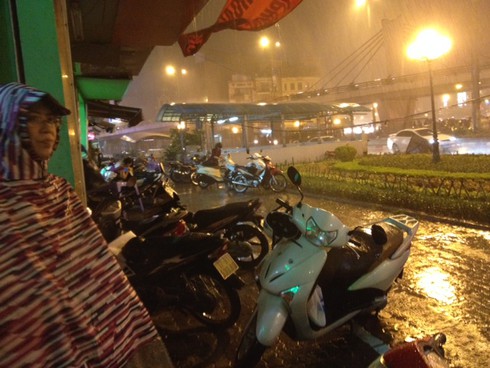 Hà Nội: Mưa giông cực lớn, người đi đường hoảng hốt trốn trú - ảnh 5