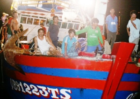 Ngư dân Quảng Bình cứu sống ngư dân Trung Quốc rơi xuống biển - ảnh 1