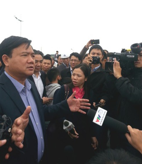 Dân vây mách, Bộ trưởng Thăng dọa