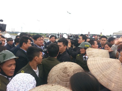 Dân vây mách, Bộ trưởng Thăng dọa