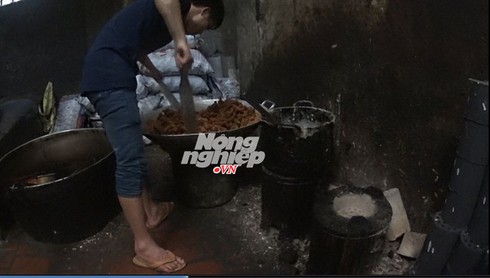 Hãi hùng kẹo quẩy chiên dầu đen như nước cống - ảnh 1