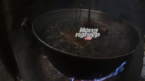 Hãi hùng kẹo quẩy chiên dầu đen như nước cống - ảnh 2
