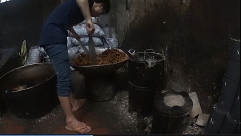 Hãi hùng kẹo quẩy chiên dầu đen như nước cống - ảnh 3