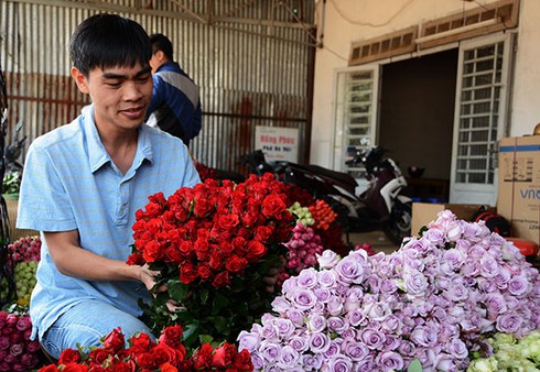 8/3, hoa hồng Đà Lạt sụt giá, rẻ bằng một nửa năm trước - ảnh 1