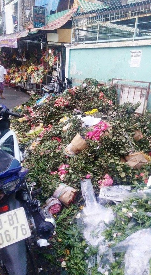 Hàng tấn hoa hồng tươi bị đổ bỏ sau ngày 8/3 - ảnh 2