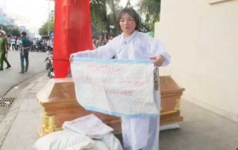 Khách vay mang quan tài phản đối ngân hàng phát mãi khách sạn - ảnh 1