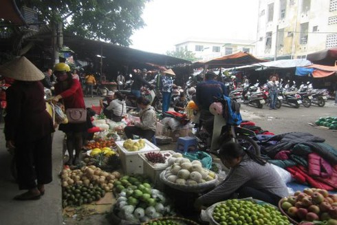 Chợ tạm ùn ùn thu tiền, chủ quầy