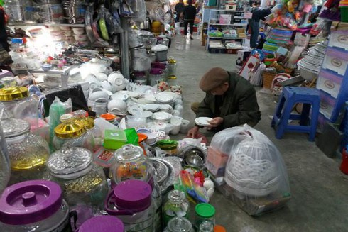 Chợ tạm ùn ùn thu tiền, chủ quầy