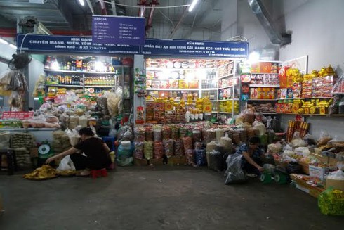 Chợ tạm ùn ùn thu tiền, chủ quầy