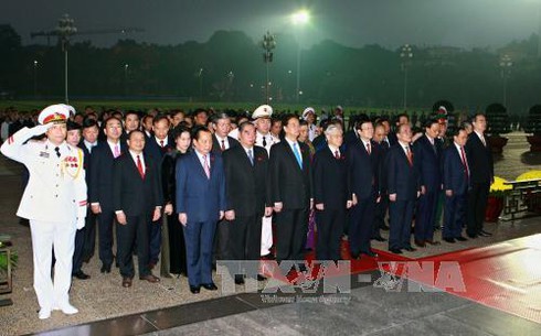 Các đại biểu dự Đại hội Đảng 12 vào Lăng viếng Chủ tịch Hồ Chí Minh - ảnh 1