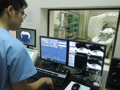 Khám, tư vấn miễn phí với chuyên gia ung bướu hàng đầu Hoa Kỳ tại Vinmec - ảnh 2