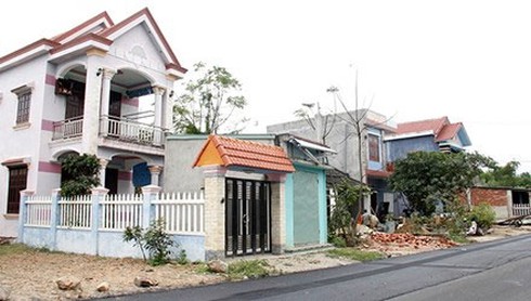 Làng tỷ phú: ở biệt thự, đi xe biển Lào - ảnh 1