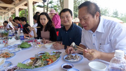 Bộ trưởng Trương Minh Tuấn mời nhà báo ăn cá biển tại Quảng Bình - ảnh 2