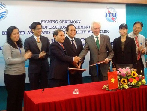 Bộ TT&TT và ITU ký thỏa thuận hợp tác kiểm soát vệ tinh - ảnh 1