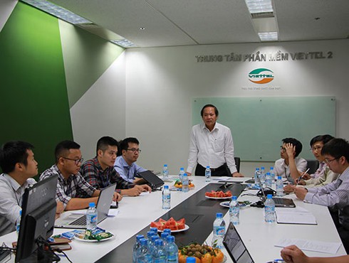 Bộ trưởng Trương Minh Tuấn kiểm tra đột xuất việc thu hồi SIM kích hoạt sẵn - ảnh 1