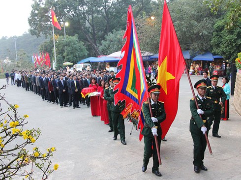 Hơn một vạn người đến dâng hương tại Khu di tích Đền Hùng ngày đầu năm mới - ảnh 1